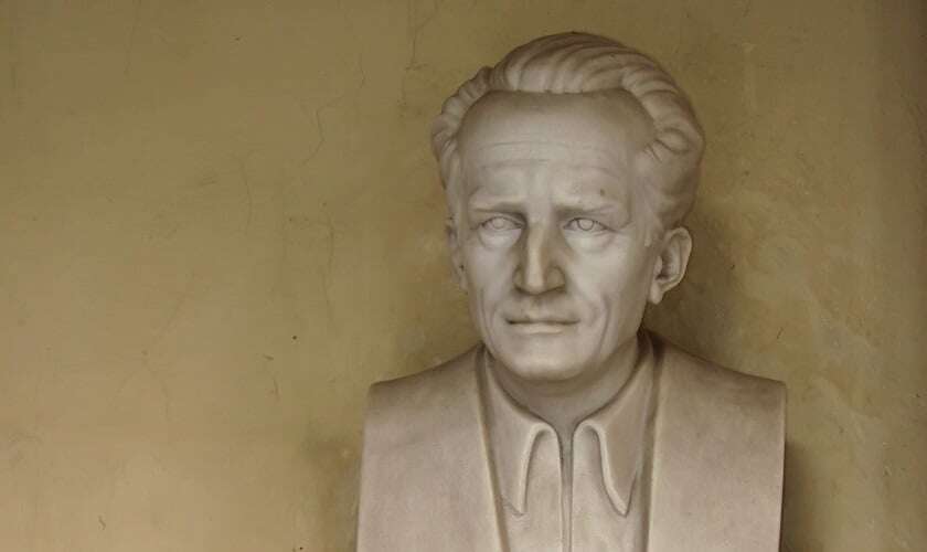 Image shows the bust of Erwin Schrödinger.