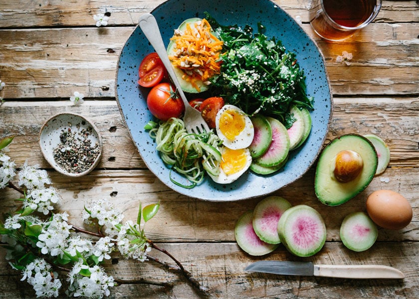 Une salade saine sur une table.